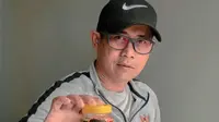 Pelatih Persik, Joko Susilo, menjadi model iklan sambal dadakan. (Bola.com/Gatot Susetyo)