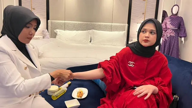 Cut Meyriska menjalani hand massage saat menghadiri program kolaborasi Niance Switzerland for Indonesia dan lini busana Basundari bertema “Lore From The Shore.” (Foto: Dok. Tim Niance)