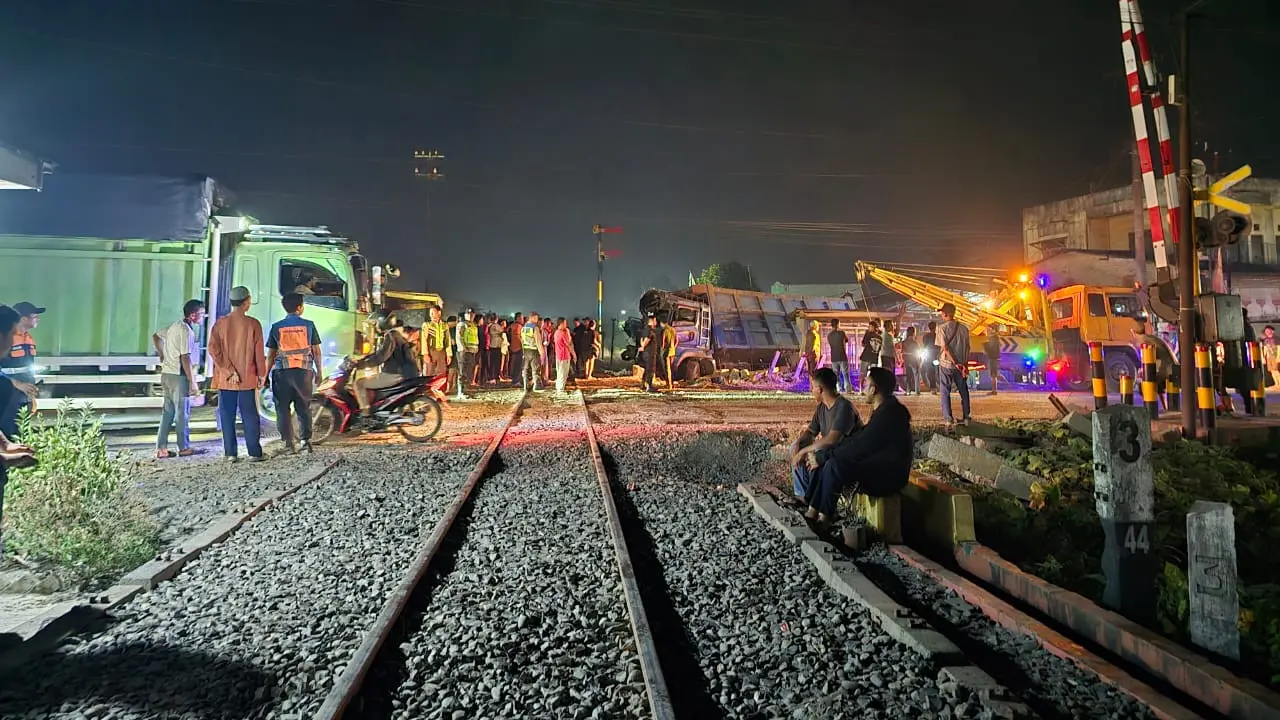 Sebuah truk berukuran cukup besar nenerobos palang pintu penjaga jalur kereta api di SUmatera Utara