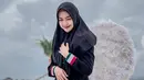 Pemilik nama lengkap Ria Yunita ini kerap tampil dengan outfit simpel. Baju hitam pun menjadi andalan Ria Ricis. Seperti ketika berlibur, ia tampak mengenakan baju dan hijab senada warna hitam.(Liputan6.com/IG/@riaricis1795)