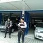 Penyidik KPK menggeledah sebuah showroom Jalan Guru Patimpus, Kota Medan Sumatera Utara, terkait OTT Bupati Batubara. (Reza Efendi/Liputan6.com))