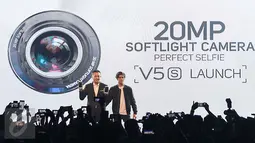 Product Manager Vivo Indonesia Kenny Chandra (kiri) bersama artis Al Ghazali (kanan) meluncurkan produk terbaru Vivo V5s di Jakarta, Rabu (10/5). Vivo V5s diluncurkan dengan mengandalkan kamera depan 20mp. (Liputan6.com/Angga Yuniar)