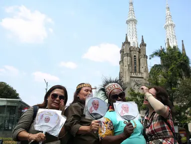 Sejumlah warga dan wisatawan saat menunggu kedatangan Paus Fransiskus yang akan berkunjung ke Gereja Katedral, Jakarta, Rabu (4/9/2024). (Liputan6.com/Angga Yuniar)