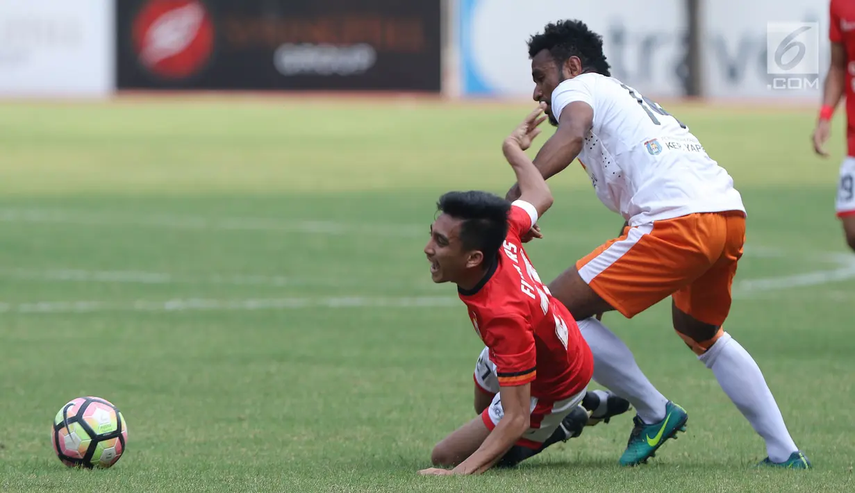 Gelandang Persija, Fitra Ridwan (kiri) terjatuh saat berebut bola dengan pemain Perseru pada lanjutan Liga 1 Indonesia di Stadion Patriot Candrabhaga, Bekasi, Selasa (19/9). Laga dimenangkan Persija 1-0. (Liputan6.com/Helmi Fithriansyah)
