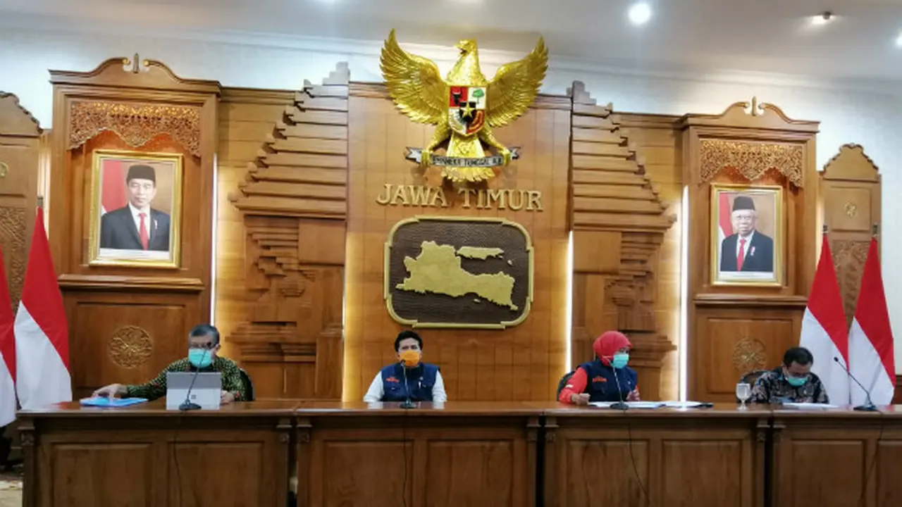 Konferensi pers perkembangan kasus virus corona COVID-19  di Surabaya (Foto: Liputan6.com/Dian Kurniawan)