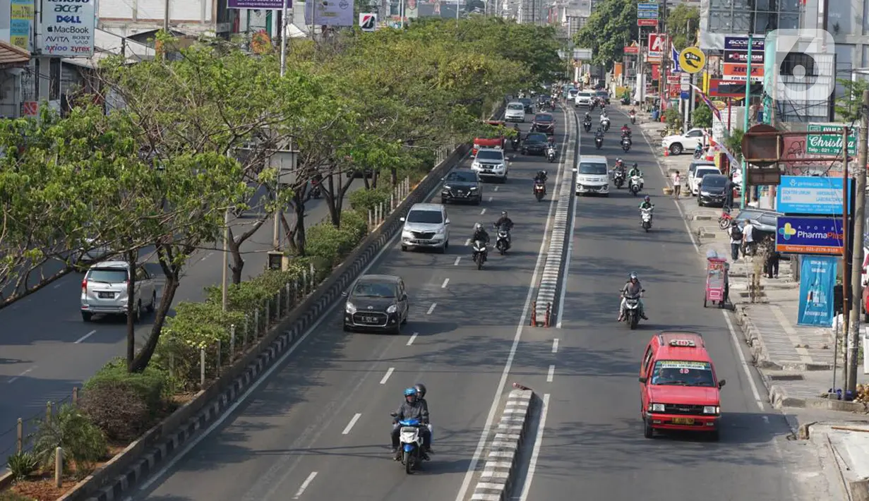 Kendaraan melintasi Jalan Margonda Raya, Depok, Jawa Barat, Selasa (20/11/2019).Saat ini Badan Pengelola Transportasi Jabodetabek (BPTJ) tengah merancang kerangka regulasi untuk pelaksanaan sistem electronic road pricing (ERP) di Jalan Margonda Raya. (Liputan6.com/Immanuel Antonius)