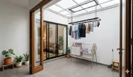 6 Desain Tempat Menjemur Pakaian Beratap Bening agar Cucian Cepat Kering saat Musim Hujan