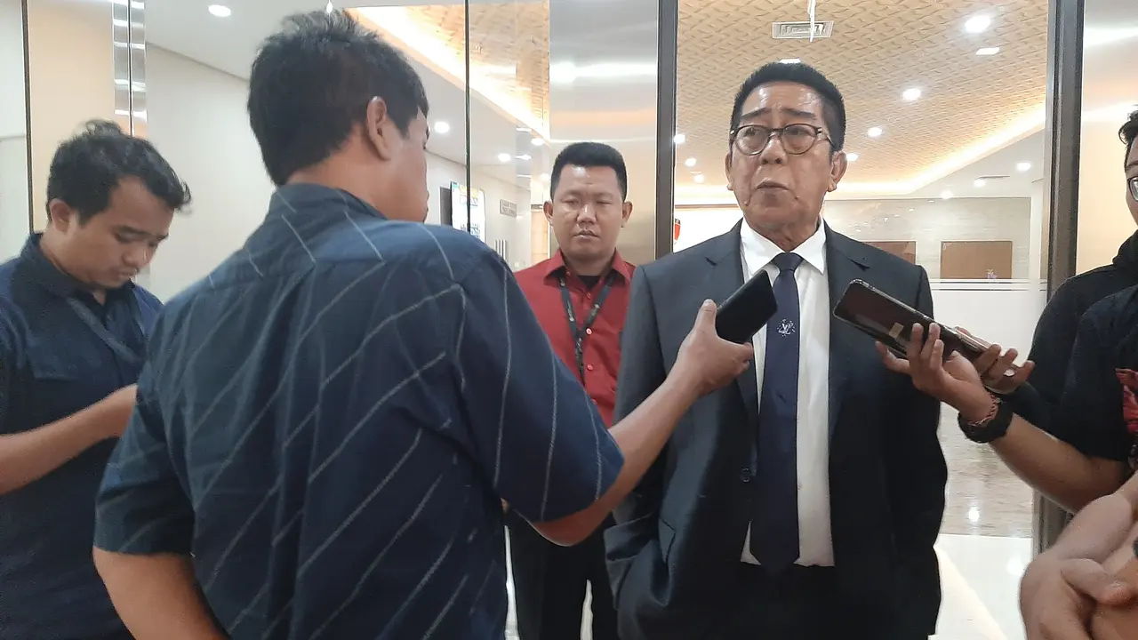 Polisi menolak laporan yang dilayangkan Politisi PDI Perjuangan, Henry Yosodiningrat terhadap Rocky Gerung.