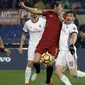 Pemain AC Milan, Alessio Romagnoli menghalau bola dari kejaran pemain AS Roma, Edin Dzeko pada lanjutan Serie A di Rome Olympic stadium, (25/2/2018). AC Milan menang 2-0. (AP/Alessandra Tarantino)