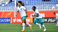 Selebrasi pemain Timnas Indonesia U-20, Hokky Caraka (kiri) setelah mencetak gol ke gawang Suriah U-20 pada laga matchday kedua Grup A Piala Asia U-20 2023 di Lokomotiv Stadium, Tashkent, Uzbekistan, Sabtu (4/3/2023). (AFC/Adam Aidil)