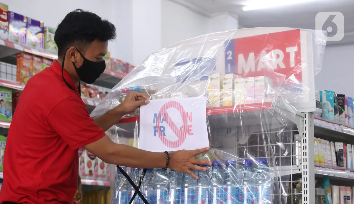 Karyawan menutup produk yang diboikot karena dinilai berafiliasi dengan Prancis dengan menggunakan pelastik dan bertada silang di sebuah minimarket di Tangerang, Banten, Kamis (5/11/2020). (Liputan6.com/Angga Yuniar)