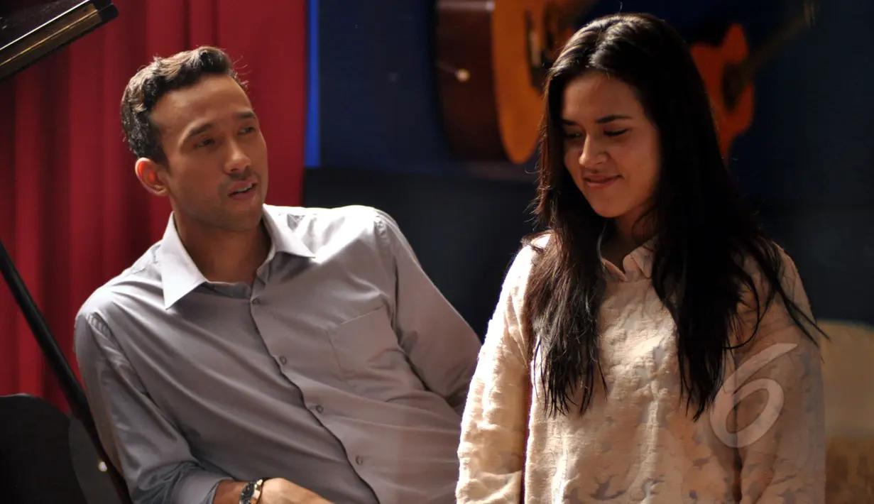 Salah satu adegan film perdana Raisa bertajuk "Letters For Raisa" di kawasan Kota Tua, Jakarta, Sabtu (14/3/2015). Raisa berperan sebagai gadis lugu (Liputan6.com/Panji Diksana) 