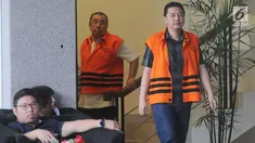 Tersangka penerima suap ayah dan anak, Wali Kota Kendari Adriatma Dwi Putra (depan) dan Calon Gubernur Sulawesi Tenggara Asrun seusai menjalani pemeriksaan lanjutan di Gedung KPK, Jakarta, Jumat (27/4). (Merdeka.com/Dwi Narwoko)