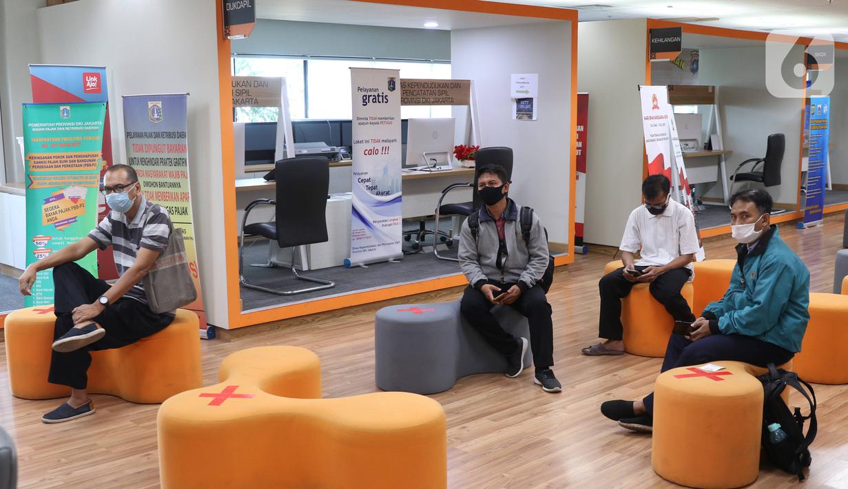 Pemohon melakukan pengajuan administrasi di mal pelayanan publik, Jakarta,Rabu (17/6/2020). Mal Pelayanan Publik (MPP) Provinsi DKI Jakarta kembali melayani masyarakat dengan tatap muka dengan tetap mengikuti protokol kesehatan pencegahan Virus Corona.  (Liputan6.com/Angga Yuniar)