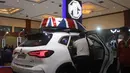Semakin banyak pengunjung yang silih berganti melihat New MG HS. Terlihat bapak berbaju putih melihat ke bagian baris kedua HS dan melihat ke arah panoramic sunroof yang tertanam di atap New MG HS. Aksesoris roof box bermotif 'Union Jack' ala bendera Inggris semakin menguatkan tema 'British Dynamic' sesuai dengan napas MG.