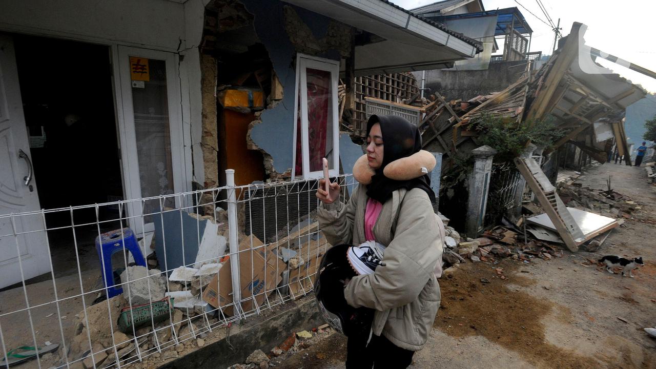 warga korban gempa cianjur mengungsi seadanya