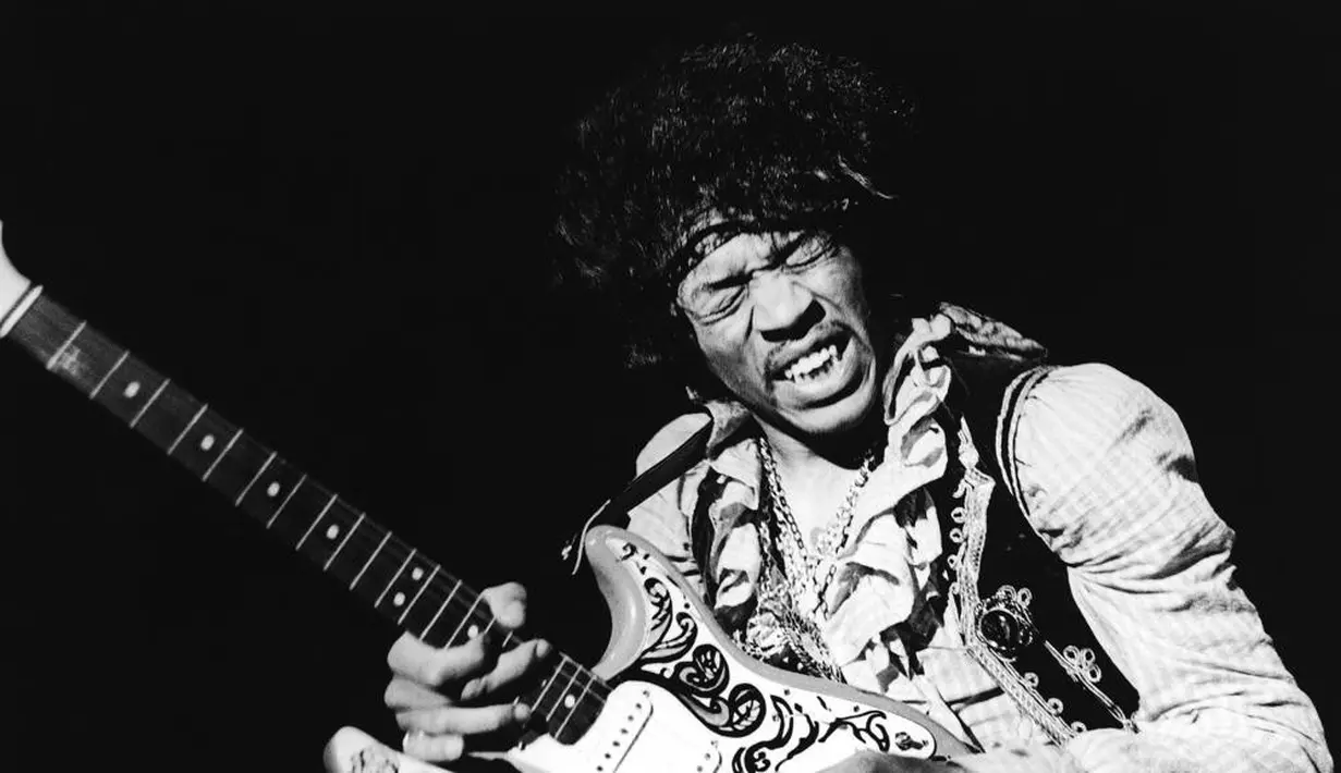 Jimi Hendrix meninggal karena terlalu banyak mengonsumsi alkohol dan narkoba. Ia meninggal di usia 27 tahun. (The National)