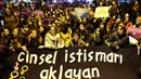 Ribuan masyarakat Turki turun ke jalan di Istanbul, , Sabtu (19/11). Massa yang juga diikuti perempuan dan anak-anak itu menentang RUU yang memberikan pengampunan kepada pria pemerkosa perempuan di bawah umur jika pelaku menikahi korban. (YASIN AKGUL/AFP)