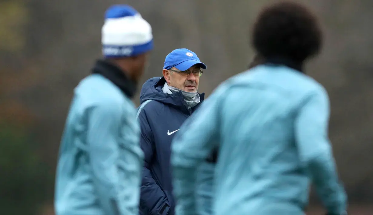 Pelatih Maurizio Sarri melihat pemainnya berlatih jelang menghadapi PAOK Thessaloniki di Pusat Pelatihan Cobham, Stoke D'Abernon (28/11). Chelsea mengincar posisi juara grup agar bisa mendapatkan lawan ringan di babak 32 besar. (AP Photo/John Walton)