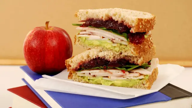 Bosan Makan Siang yang Itu-Itu Saja? Coba 4 Resep Makan Siang Sehat dan Praktis ini! (Foto dok : Freepik/jcstudio)