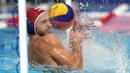 Penjaga gawang Yunani Emmanouil Zerdevas beusaha menghalau bola dalam pertandingan babak penyisihan polo air putra  Olimpiade Tokyo 2020 melawan Italia, Selasa (27/7/2021). (Foto: AP/Mark Humphrey)