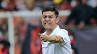 Pelatih PSM Makassar, Darije Kalezic, saat melawan Pemain Persija Jakarta pada laga Piala Indonesia 2019 di SUGBK, Jakarta, Minggu (21/7). Persija menang 1-0 atas PSM. (Bola.com/M Iqbal Ichsan)