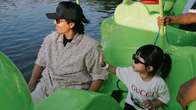 7 Potret Atta Halilintar Ajak Keluarga Liburan, Ameena Berani Naik Kuda Poni