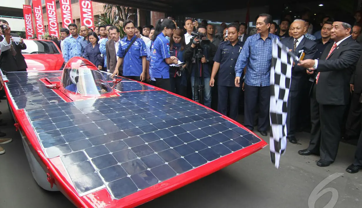 Mendikbud RI, Mohammad Nuh melepas mobil tenaga surya di kantor Kemendikbud, Jumat (2/5/2014) (Liputan6.com/Johan Tallo)