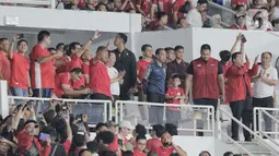 Presiden Jokowi (tengah) bersama sejumlah menteri dan Ketua Umum PSSI, Erick Thohir menyaksikan langsung laga timnas Indonesia melawan Australia di Stadion Utama Gelora Bung Karno (SUGBK), Jakarta, Selasa (10/9/2024). (Liputan6.com/Angga Yuniar)