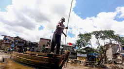 Transportasi alternatif ini masih menjadi idola para warga sekitar untuk memperpendek jarak dan waktu tujuan dengan harga sekali menyebrang hanya Rp. 1000. (Liputan6.com/Faizal Fanani)