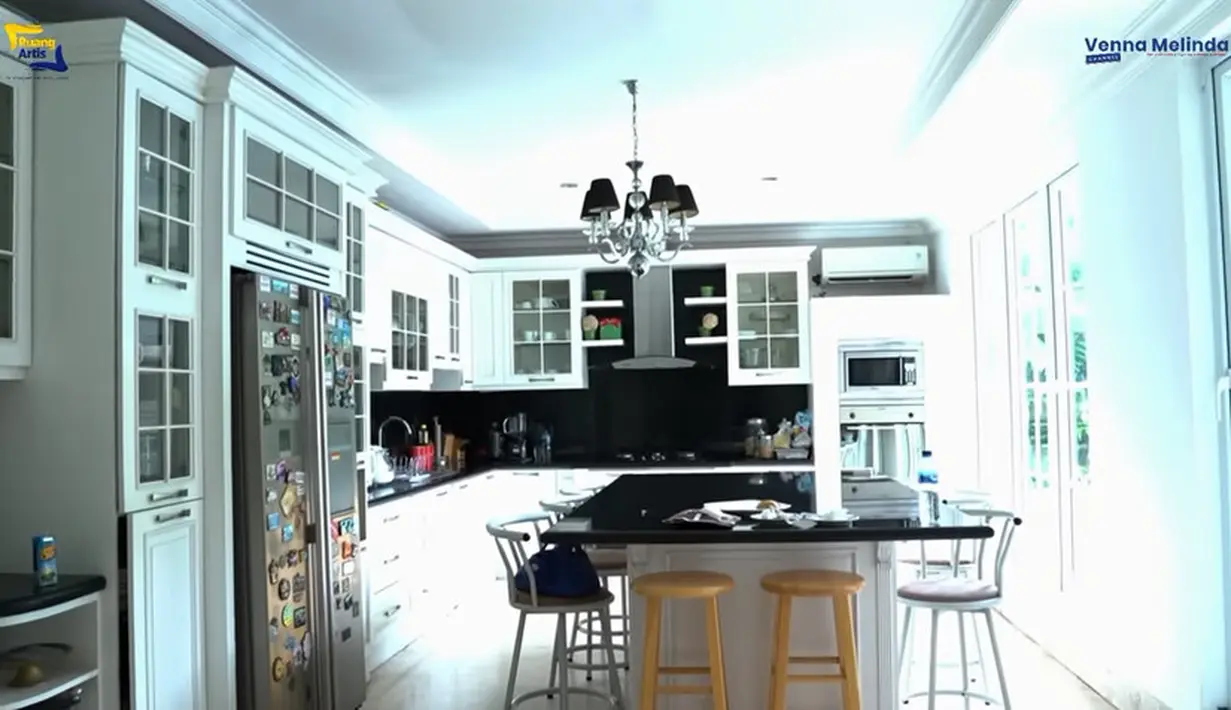 Potret dapur bersih rumah pemeran yang juga presenter ini. Ini juga menjadi salah satu ruang favorit Diah bersama suami. Menurut Diah, sang suami lebih jago masak dibanding dirinya. Ia dan suami juga kerap menghabiskan waktu bersama di ruang ini. Sedangkan dapur kotor ada di luar. [Instagram/Venna Melinda Channel]
