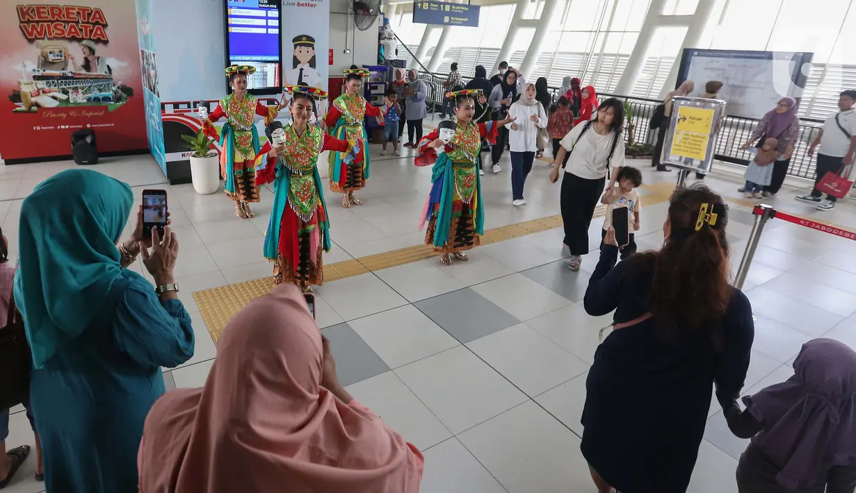Tari Topeng Betawi merupakan representasi kehidupan masyarakat dalam bentuk gerak tari dan lakon. (Liputan6.com/Angga Yuniar)