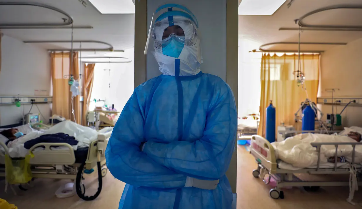 Pekerja medis tidur siang saat merawat pasien virus corona atau COVID-19 di sebuah rumah sakit di Wuhan, Provinsi Hubei, China, Minggu (16/2/2020). Enam pekerja medis, termasuk dokter, dinyatakan meninggal dunia akibat virus corona. (Chinatopix via AP)