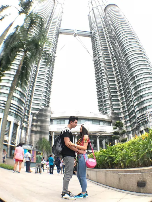 Seperti di foto ini, Verrell dan Natasha terlihat sedang saling bertatapan mata di depan menara kembar yang terkenal di Malaysia. Verrell pun menuliskan kalimat romantis berbahasa Inggris yang bearti ‘hanya kita berdua’. (Instagram/bramastavrl)