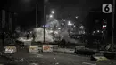 Massa memblokade jalan raya di kawasan Harmoni, Jakarta, Kamis (8/10/2020). Polisi berhasil membubarkan unjuk rasa ricuh yang dilakukan massa penolak UU Cipta Kerja dengan tembakan gas air mata dan watercanon. (merdeka.com/Iqbal S. Nugroho)