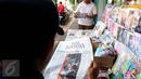 Warga membaca Koran hari ini di Jakarta, Rabu (10/5). Vonis Hakim terhadap Basuki Tjahaja Purnama (Ahok) kemarin membuat Sejumlah koran Nasional menjadikan berita Ahok halaman depan. (Liputan6.com/Johan Tallo)