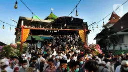 Umat Muslim usai melakukan Sholat Idul Fitri di halaman Masjid Agung Ibnu Batutah pada kompleks peribadatan Puja mandala di kawasan Nusa Dua, Bali, Senin (2/5/20222). Perayaan Idulfitri 1443 H berjalan dengan khidmat dan menerapkan protokol kesehatan. (merdeka.com/Arie Basuki)