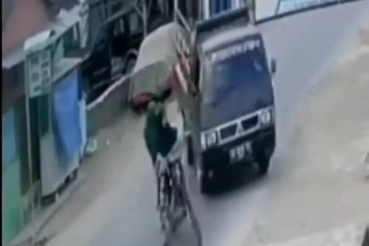 Pemotor wanita ini hampir ditabrak mobil bak