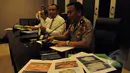 Karopenmas Brigjen Pol. Agus Rianto (kanan) memberikan keterangan terkait penyelundupan trenggiling yang akan diseludupkan ketika rilis pengungkapan kasus tersebut di Bareskrim Mabes Polri, Jakarta, Senin (27/042015). (Liputan6.com/Andrian M Tunay)