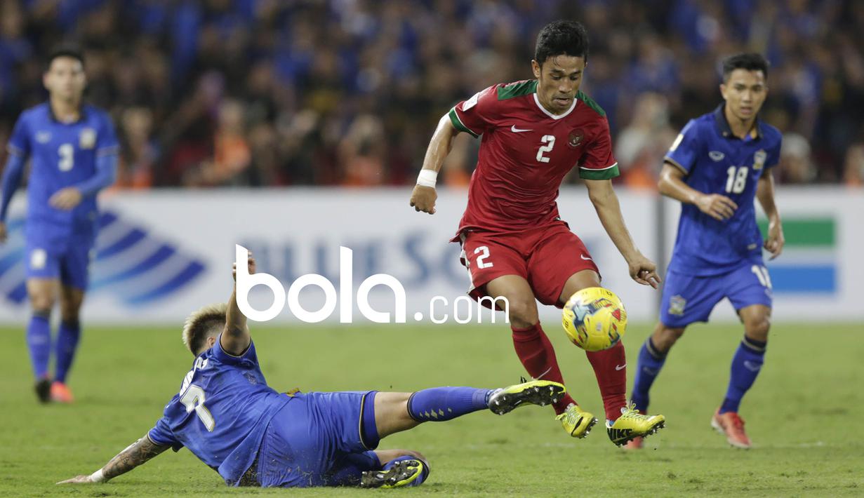 Beny Wwahyudi mencoba melewati pemain Thailand  pada leg kedua final Piala AFF 2016 di Stadion Raja Manggala, (17/12/2016). (Bola.com/Vitalis Yogi Trisna)