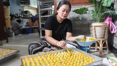 Pekerja memproduksi berbagai jenis kue kering di Botisha Cookes Kampung Nastar, Larangan, Tangerang, Banten, Kamis 12 Maret 2026. (merdeka.com/Arie Basuki)