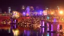 Orang-orang India menyalakan lampu dari tanah liat pada festival Diwali di tepi Sungai Sarayu, Ayodhya, Selasa (6/11). Kota di utara India itu memecahkan rekor dunia Guinness setelah menyalakan 300.150 lampu selama 45 menit. (SANJAY KANOJIA/AFP)