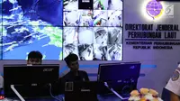 Petugas memantau CCTV jalur mudik di Posko Tingkat Nasional Angkutan Lebaran Terpadu 2019, Kantor Kemenhub, Jakarta, Selasa (28/5/2019). Posko tersebut diselenggarakan untuk memudahkan koordinasi antarinstansi dalam memantau arus mudik dan arus balik. (Liputan6.com/Angga Yuniar)