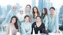 Kekompakan pun sangat terlihat dari para gadis dulang hadir di pesta pernikahan Bella dan Emran. Beberapa hari lalu Bella pun mendapat kejutan pesta Bridal Shower, dan ternyata para gadis dulang ini lah yang mempersembahkannya.  (Instagram/zaskiasungkar)