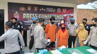 Polisi mengungkap kasus prostitusi di Kota Tangerang, Jumat (17/9/2021). (Liputan6.com/ Pramita Tristiawati)