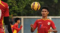 Pemain belakang Mitra Kukar, Zulkifli Syukur menyundul bola saat berlatih di Stadion Bea Cukai, Jakarta, Senin (12/10/2015). Mitra Kukar akan menghadapi Arema Cronus di perebutan tempat ketiga Piala Presiden 2015. (Liputan6.com/Helmi Fithriansyah)