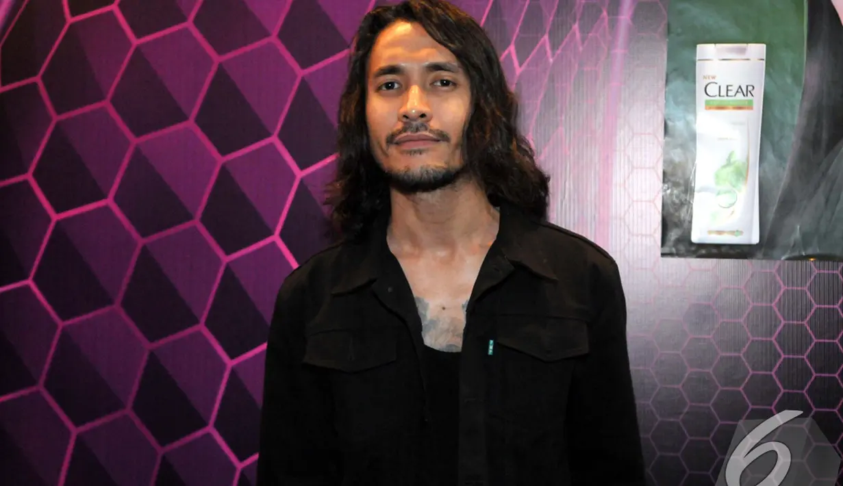 Ello tampil keren dengan hitam saat menghadiri acara Clear Black Party di Empirica Lounge, SCBD, Jakarta Pusat, Kamis (13/11/2014) (Liputan6.com/Panji Diksana)