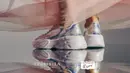 Akan ada 800 pasang sepatu yang dijual secara global mulai bulan September 2021 mendatang. Koleksi edisi terbatas ini dijual dengan harga Rp3.099.000 dan hanya akan tersedia di butik Onitsuka Tiger Plaza Indonesia. Foto: Document/Onitsuka Tiger.