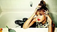 Cuek Disebut Gendut, Rihanna Tampil dengan Busana Transparan