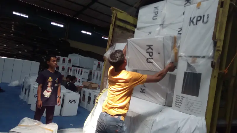 Petugas logistik KPUD Garut tengah memindahkan surat suara dan logistik pemilu di gudang KPUD Garut